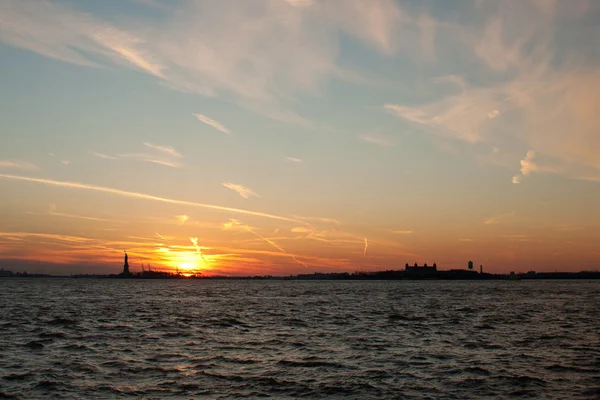 Özgürlük Adası ve günbatımı