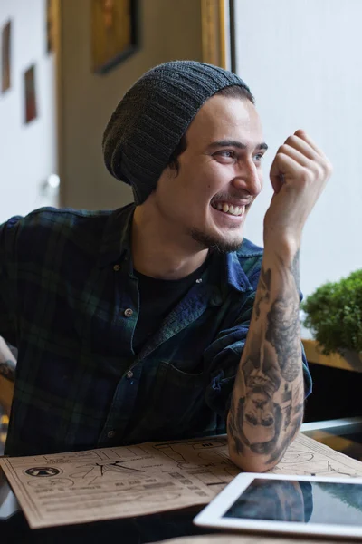 Gülümseyerek: Arap genç adam