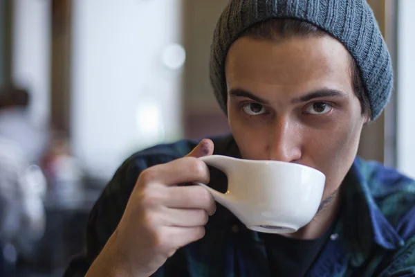 Yakın çekim: Genç Arap adam Cafe