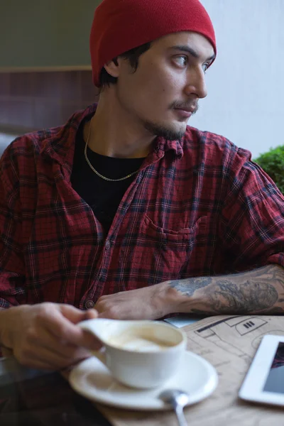 Genç Arap adam kırmızı şapkalı