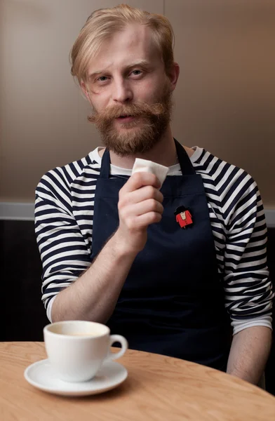 Kafedeki Yakışıklı Sakallı Adam