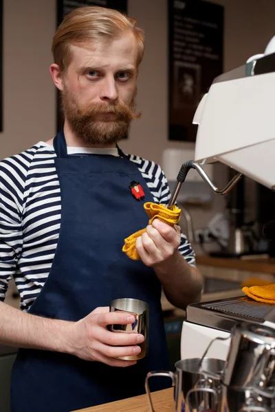 Kafedeki Yakışıklı Sakallı Adam