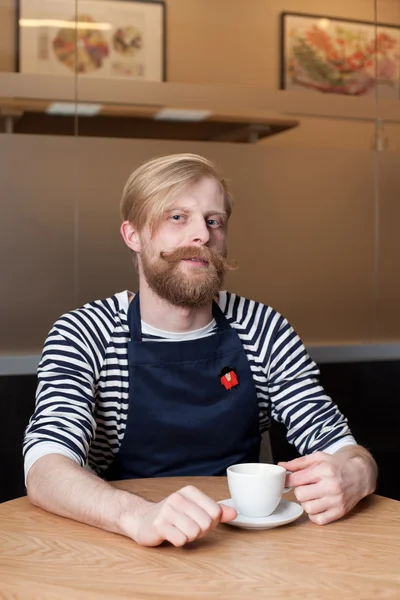 Kafedeki Yakışıklı Sakallı Adam