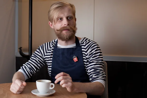 Kafedeki Yakışıklı Sakallı Adam