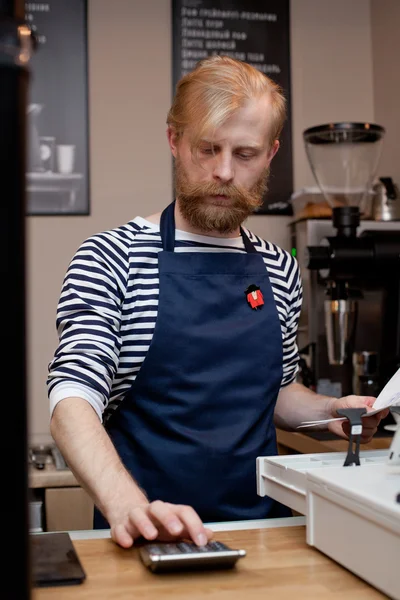 Kafedeki Yakışıklı Sakallı Adam