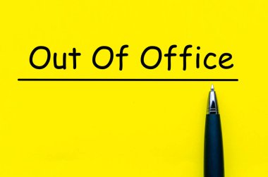 Ofis dışı, sarı kare kağıt, altı çizili ifadenin altında yokluk bildirimini simgeleyen siyah kalem var.