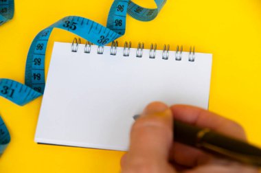 Siyah not defterine el yazısı. Metin için özelleştirilebilir boşluk