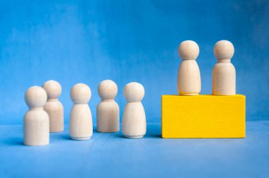 Sarı blokta iki tahta çivi figürü ve mavi arkaplan metin veya fikirler için özelleştirilebilir alanı olan birlik temasını gösteriyor