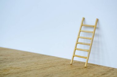 Metin için özelleştirilebilir alanı olan beyaz kapaklı küçük merdivenin yan görünümü