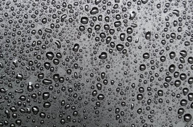 Siyah kapaklı su damlacıkları. Tasarım ve duvar kağıdı için uygun