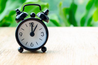 Alarm saati, metin veya fikirler için özelleştirilebilir arkaplan boşluğu ile saat 13: 00 'ü gösteriyor