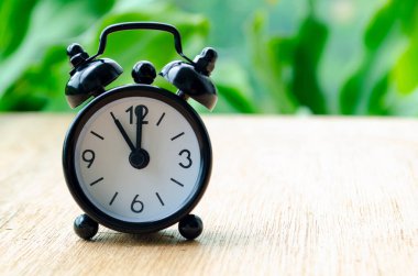 Alarm saati, metin veya fikirler için özelleştirilebilir arkaplan boşluğu ile sabah 11 'i gösteriyor