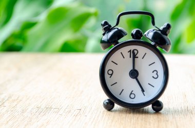 Alarm saati saat 17: 00 'yi gösteriyor, metin ya da fikirler için özelleştirilebilir arkaplan boşluğu var. Zaman kavramı