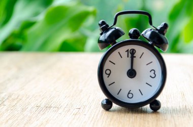 Alarm saati, metin veya fikirler için özelleştirilebilir arkaplan boşluğu ile saat 12 'yi gösteriyor