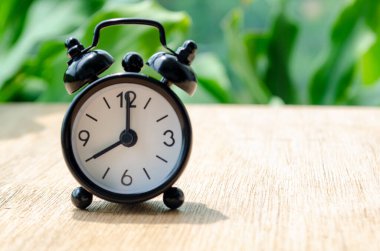 Saat 20: 00 'yi gösterirken metin veya fikirler için özelleştirilebilir arkaplan boşluğu