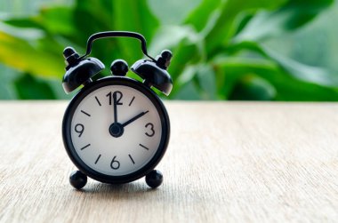 Alarm saati, metin veya fikirler için özelleştirilebilir arkaplan boşluğu ile saat 2 'yi gösteriyor