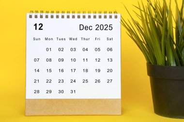 Beyaz Aralık 2025 sarı kapaklı takvim. Yıl sonu konsepti