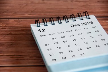 Aralık 2025 takvimi ahşap masada. Yıl sonu konsepti