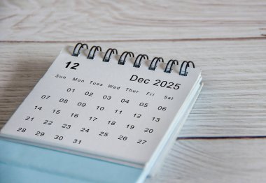 Aralık 2025 takvimi ahşap masada. Yıl sonu konsepti