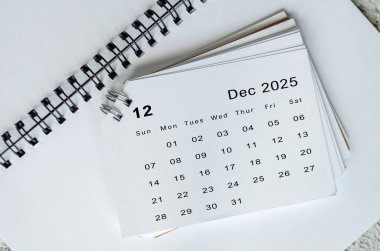Not defterinde beyaz Aralık 2025 takviminin en üst görüntüsü. Yıl sonu konsepti