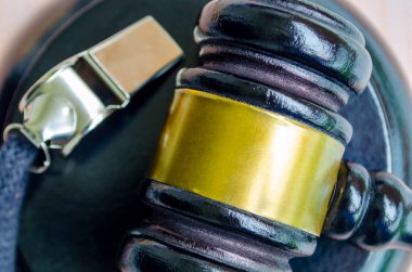 Yanında ıslık olan avukat tokmağının üst görüntüsü.