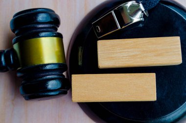 Avukat tokmağının üst görüntüsü boş tahta bloklar ile kişiselleştirilebilir metin alanı. Hukuk ve konuşma kavramı