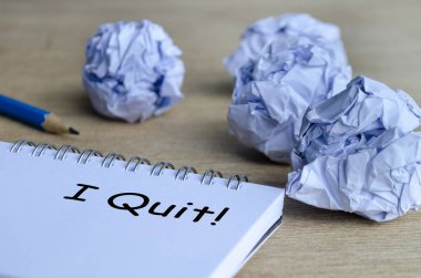 Bıraktığım, stresi ve tükenmeyi sembolize eden el yazısıyla yazılmış mesajı gösteren buruşuk bir not defterinin olduğu dramatik bir çalışma alanı sahnesi.