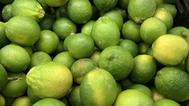 Islak pazarda limonların üst görünümü.