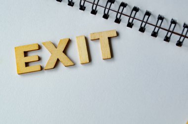 Beyaz not defterindeki EXIT metni