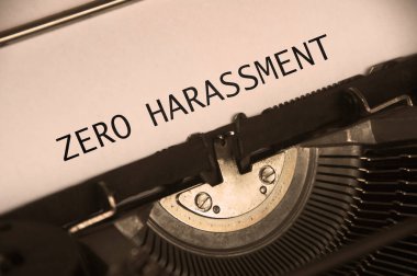 Eski bir daktiloda Sıfır Taciz metninin klasik renkte yan görünümü.