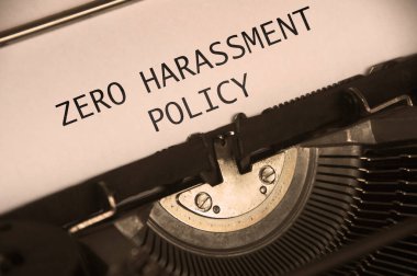 Sıfır Taciz Politikası metninin eski bir daktiloda klasik renkte yan görünümü.