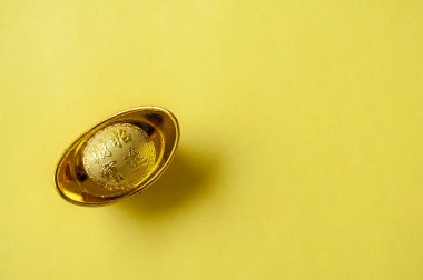 Sarı arkaplandaki altın külçenin üst görünümü metin veya fikirler için özelleştirilebilir alan