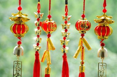 Şans ve refahı temsil eden düğümler ve püsküllerle geleneksel Çin asma süsleri.