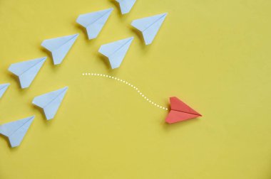 Kırmızı uçak, beyaz uçakların geri kalanını sarı arka planda bırakıyor.