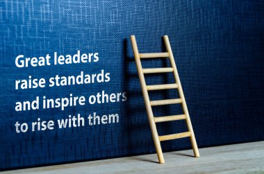 Liderlik ilhamı metni siyah kapak üzerine ahşap merdiven ile etki, yaratıcılık ve yükselen gelişim.