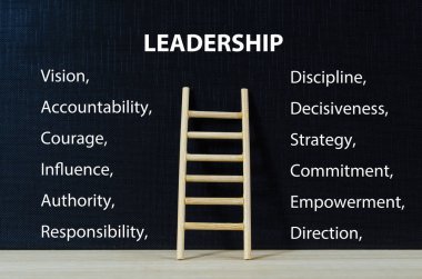 Liderlik vasıfları siyah kapak üzerine bir organizasyon içindeki vizyon, doğruluk ve nüfuzu vurgulayan ahşap merdiven