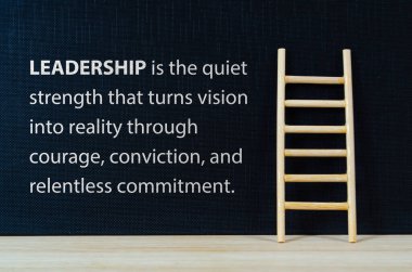 Siyah kapak arkaplanı üzerine sonsuz taahhüt metnine sahip LeadERship kavramı