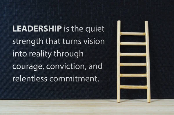 Siyah kapak arkaplanı üzerine sonsuz taahhüt metnine sahip LeadERship kavramı