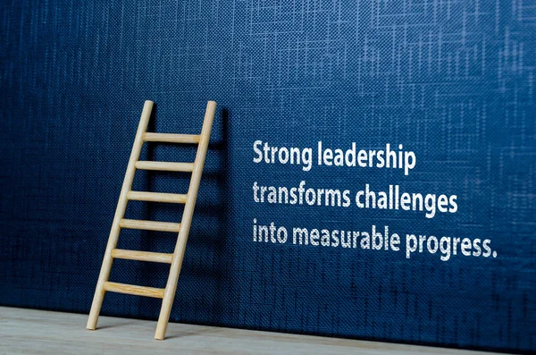 Güçlü Liderlik Siyah kapaklı arkaplan üzerindeki zorlukları ölçülebilir ilerleme metnine dönüştürmeye başlar