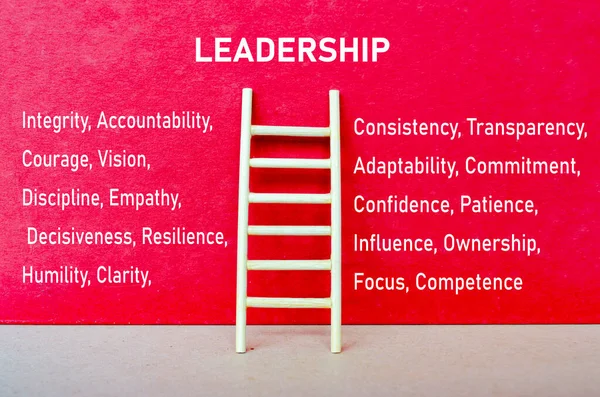 Liderlik ilkeleri kırmızı kapakta dayanıklılığı, rehberliği ve yapılandırılmış başarıyı gösteren ahşap merdiveni gösteriyor.