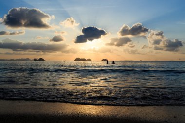 Gün batımında kumsal