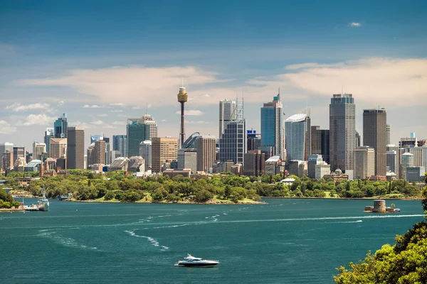 在悉尼市城市天际线的戏剧性视图 — 图库照片