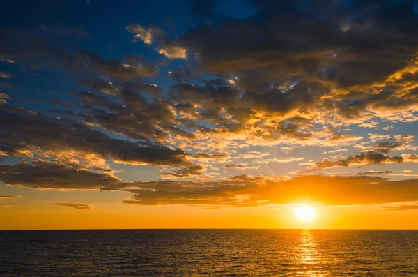 Bulutlar ile dramatik günbatımı — Stok fotoğraf
