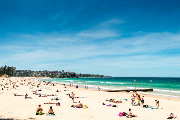 İnsanlar Manly Beach üzerinde
