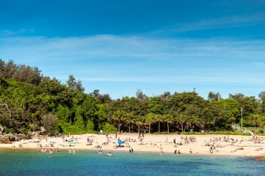 İnsanlar Shelly Beach görünümüyle bir parlak sıcak gün, yeni Güney Wa