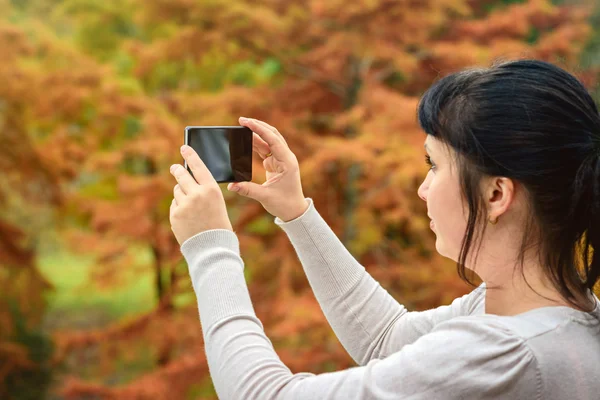 Frau fotografiert mit Handy — Stockfoto