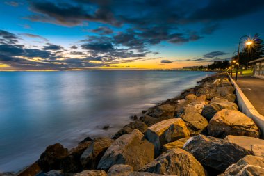 Gün batımında Glenelg Beach