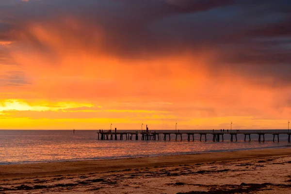 Tramonto tempestoso sopra Glenelg Jetty — Foto Stock