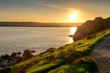 Günbatımı granit ada üzerinde