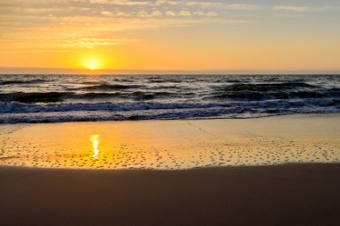 Plajda dramatik günbatımı